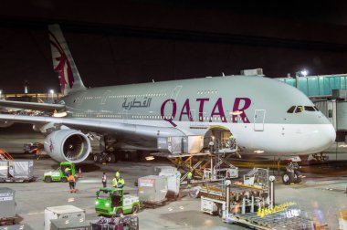 Doha, Katar, 6 Nisan 2024. Gece Doha Uluslararası havaalanında büyük bir Katar Havayolları uçağının görüntüsü.. 