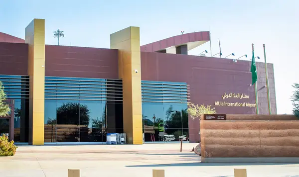 Alula, Suudi Arabistan, 5 Nisan 2024. Güneşli bir günde Alula havaalanı binasının önü..
