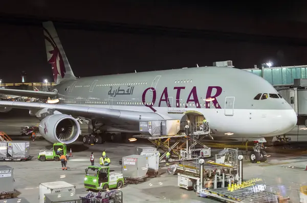 Doha, Katar, 6 Nisan 2024. Gece Doha Uluslararası havaalanında büyük bir Katar Havayolları uçağının görüntüsü.. 