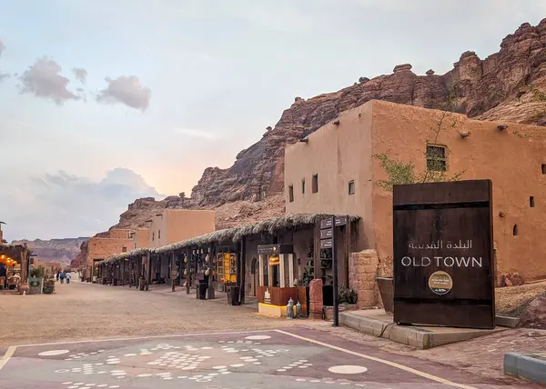 Alula, Suudi Arabistan, 3 Nisan 2024. Ramazan 'da gün batımından sonra arka planda kaya dağlarıyla Alula' nın eski kasaba manzarası. 