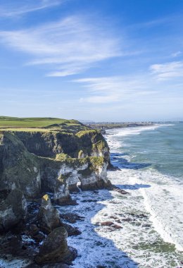 Güneşli bir günde Portrush Kuzey İrlanda kıyılarındaki ünlü beyaz kayalar.