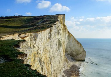 Güneşli bir günde İngiltere 'nin uçurum kenarına bakan yedi kız kardeş