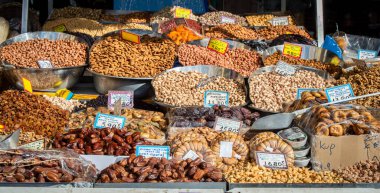 Atina, Yunanistan, 7 Ekim 2022. Atina 'daki Varvakios Merkez Belediyesi' ndeki yerel tezgahta çeşitli fındık ve tarih çeşitleri görülüyor. Pazar..