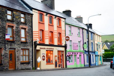 Dingle, İrlanda, 10 Temmuz 2016. Dingle şehir merkezindeki renkli evlerin sokak manzarası.