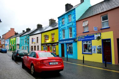 Dingle, İrlanda, 10 Temmuz 2016. Dingle şehir merkezindeki renkli evlerin sokak manzarası.  
