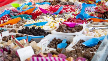 Piyasada renkli şekerler.  