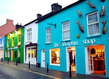 Dingle, İrlanda, 10 Temmuz 2016. Geceleri Dingle şehir merkezinin sokak manzarası. 