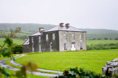 Glenquin, Killinaboy, Co. Clare, İrlanda, 10 Temmuz 2016. İrlanda dizilerinde kullanılan ünlü evin dış yüzeyi 