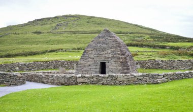 İrlanda 'nın en iyi korunmuş erken dönem Hıristiyan kilisesi olan Kerry, Dingle' daki Gallarus Oratory.. 