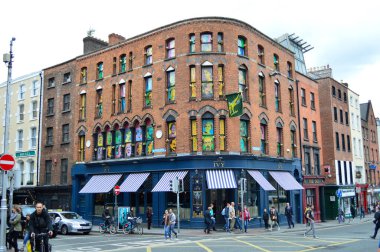 Dublin, İrlanda, Temmuz 2016. Dunblin, İrlanda 'daki Parlamento caddesinin sokak manzarası.