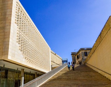 Valletta, Malta, 27 Şubat 2020. Malta dışındaki merdivenler. Valletta City 'deki yeni parlamento binası..    