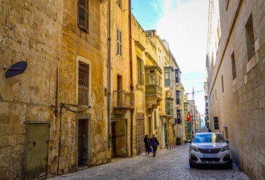 Valletta, Malta, 28 Şubat 2020. Malta Valletta şehrindeki geleneksel Malta konut binalarının sokak manzarası. 