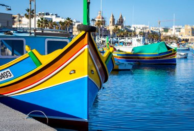Marsaxlokk, Malta, 28 Şubat 2020. Güneşli bir günde Marsaxlokk limanında Osiris 'in Gözü ile geleneksel bir Malta balıkçı teknesi..  