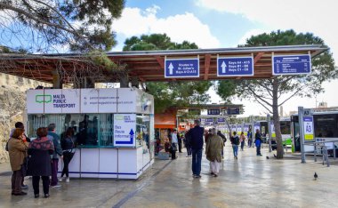 Valletta, Malta, 28 Şubat 2020. Valletta 'daki Malta Toplu Taşıma İstasyonu.  