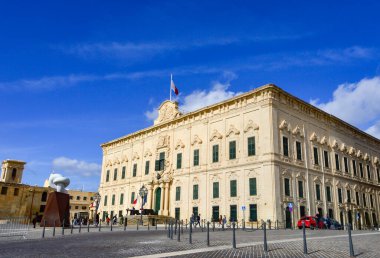 Valletta, Malta, 27 Şubat 2020. Güneşli bir günde Mala Valletta Castille Sarayı 'nın önü