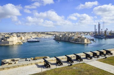 Valletta, Malta, 27 Şubat 2020. Güneşli bir günde Valletta Malta 'daki Selamlama Bataryası.