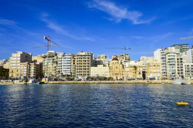 Valletta, Malta, 27 Şubat 2020. Sliema Malta şehrinin güneşli bir günde manzarası 
