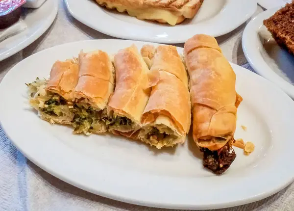 Taze pişmiş Yunan ıspanaklı turtası yemek masasına konur.. 