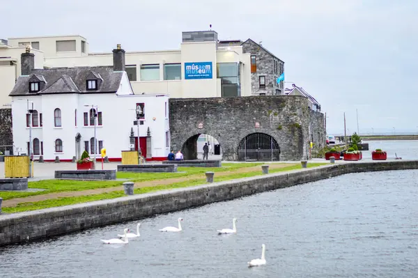 Galway, İrlanda, Temmuz 2016. Bulutlu bir günde Galway Şehir Müzesinin dışı. 