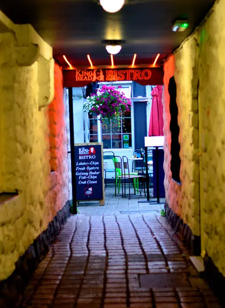 Galway, İrlanda, Temmuz 2016. Galway City, İrlanda 'da bir teyzeye doğru bir ara sokak.. 