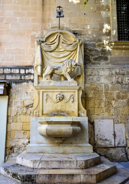 Valletta, Malta, 28 Şubat 2020. Valletta City Malta 'da geleneksel heykel.  