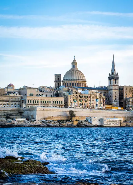 Valletta, Malta, 28 Şubat 2020. Güzel Valletta şehri Malta 'da deniz kıyısında ufuk çizgisi.  