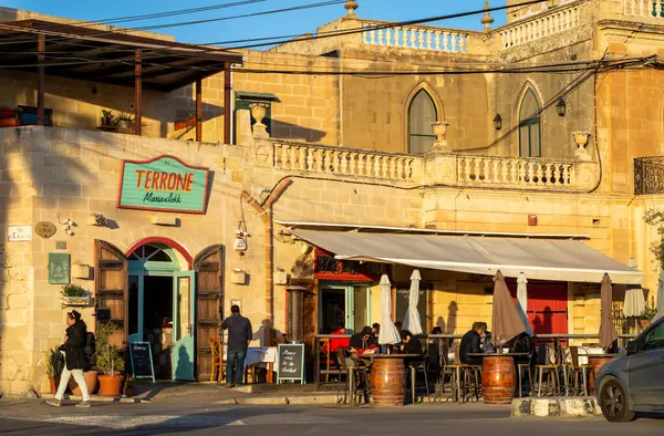 Marsaxlokk, Malta, 28 Şubat 2020. Güneşli bir günde müşterilerin dışarıda oturduğu Malta Marsaxlokk 'ta yerel bir restoran..  