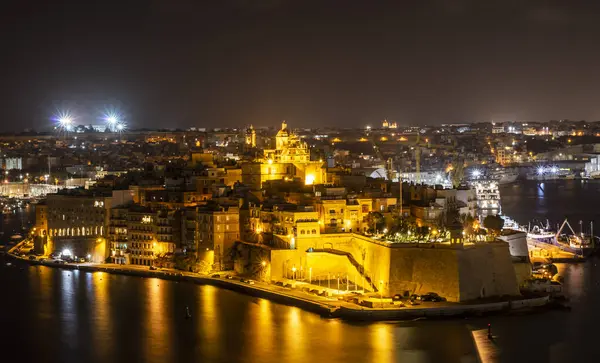 Valletta Malta 'dan Gardjola Gardens da dahil, Senglea' daki eski mimari gece görüşü 