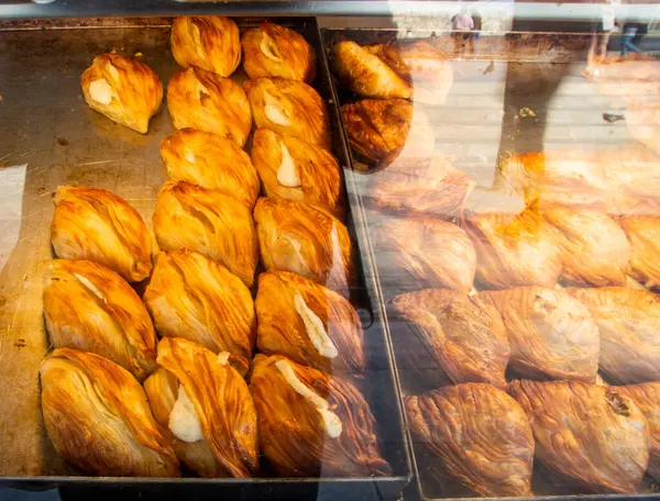 Meşhur Malta yerel yemek reyonunda pastizzi