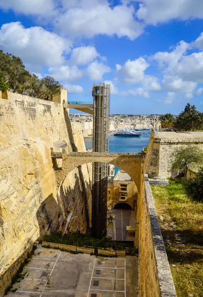 Valletta, Malta, 27 Şubat 2020. Güneşli bir günde Vallletta 'da Barakka Asansörü dikey görünümü