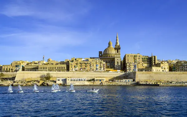 Valletta, Malta, 27 Şubat 2020. Gün batımında Malta 'da güzel Valletta  