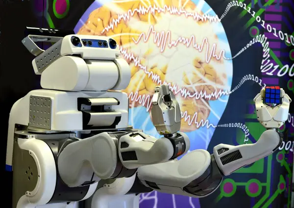 Londonderry, İngiltere. Şubat, 2017. Beyin bilimi ve sayısal sayıların soyut arka planına sahip bir Rubik Küpü tutan bir robot.. 