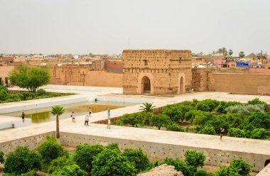 Marakeş, Fas, 8 Nisan 2023. Güneşli bir günde Marakeş Badi Sarayı 'nın üst düzey manzarası.. 