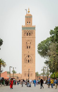 Marakeş, Fas, 8 Nisan 2023. Güneşli bir günde Jemaa el-Fnaa Meydanı 'ndan Koutoubia Camii' nin sokak manzarası. 