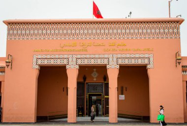 Marakeş, Fas, 8 Nisan 2023. Güneşli bir günde Jemaa el-Fnaa Soyut Miras Müzesi 'nin ön manzarası. 