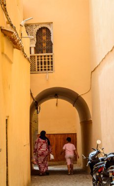 Marakeş, Fas, 8 Nisan 2023. Faslı bir kadın ve çocuğun Fas 'ta dar bir sokakta yürüdüğünü gördüm.. 