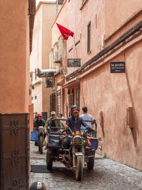 Marakeş, Fas, 8 Nisan 2023. Güneşli bir günde Marakeş Medine 'de dar bir sokakta bisiklet sürüyor..
