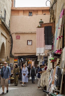 Marakeş, Fas, 8 Nisan 2023. Güneşli bir günde Marakeş Medine 'yi ziyaret eden turistler.