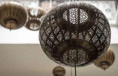 Geleneksel Fas Pirinç Fenerlerinin Yukarı Bakışı