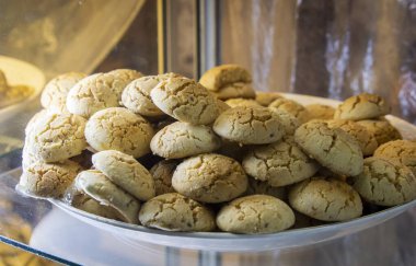Marakeş yerel pazarından bir tabak popüler Fas kurabiyesi.. 