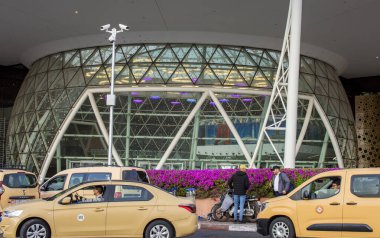 Marakeş, Fas, Nisan 2023. Marakeş Menara Havalimanı 'nın gündüz vakti dışarıda bekleyen taksiyle görüntüsü.. 