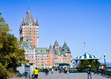 Quebec, Kanada, 25 Eylül 2015. Güneşli bir günde Quebec şehrinde ünlü Fairmont Le Chateau Frontenac Oteli. 