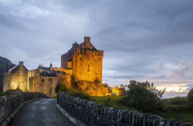 Dornie, İskoçya, İngiltere, 21 Temmuz. Meşhur Eilean Donan Şatosu gün batımında ışıklarla aydınlandı..
