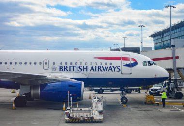 Londra, İngiltere, 14 Ağustos 2018. Bir İngiliz Hava Yolları uçağı bulutlu bir günde Londra Heathrow havaalanında durdu..