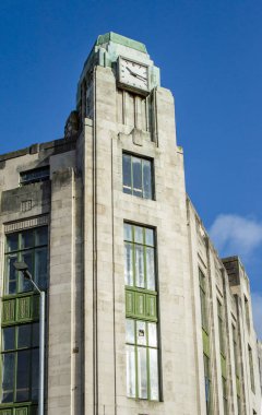 Belfast, İngiltere, 29 Eylül 2023. Güneşli bir günde Belfast 'taki İrlanda Bankası' nın tarihi binalarının sokak manzarası. 