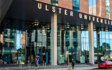 Belfast, İngiltere, 29 Eylül 2023. Ulster Üniversitesi Belfast Kampüs Bloğu C girişinin sokak manzarası. 