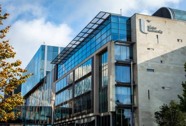 Belfast, İngiltere, 29 Eylül 2023. Ulster Üniversitesi Belfast kampüsünün sokak manzarası. 