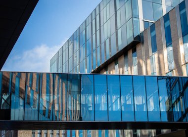 Belfast, İngiltere, 29 Eylül 2023. Ulster Üniversitesi Belfast kampüsündeki gökyüzü köprüsünün sokak manzarası. 