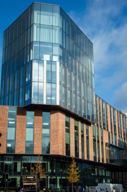 Belfast, İngiltere, 29 Eylül 2023. York caddesindeki Ulster Üniversitesi Belfast kampüs binalarının sokak manzarası.