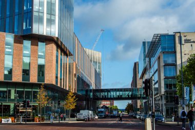 Belfast, İngiltere, 29 Eylül 2023. York caddesindeki Ulster Üniversitesi Belfast kampüs binalarının sokak manzarası.